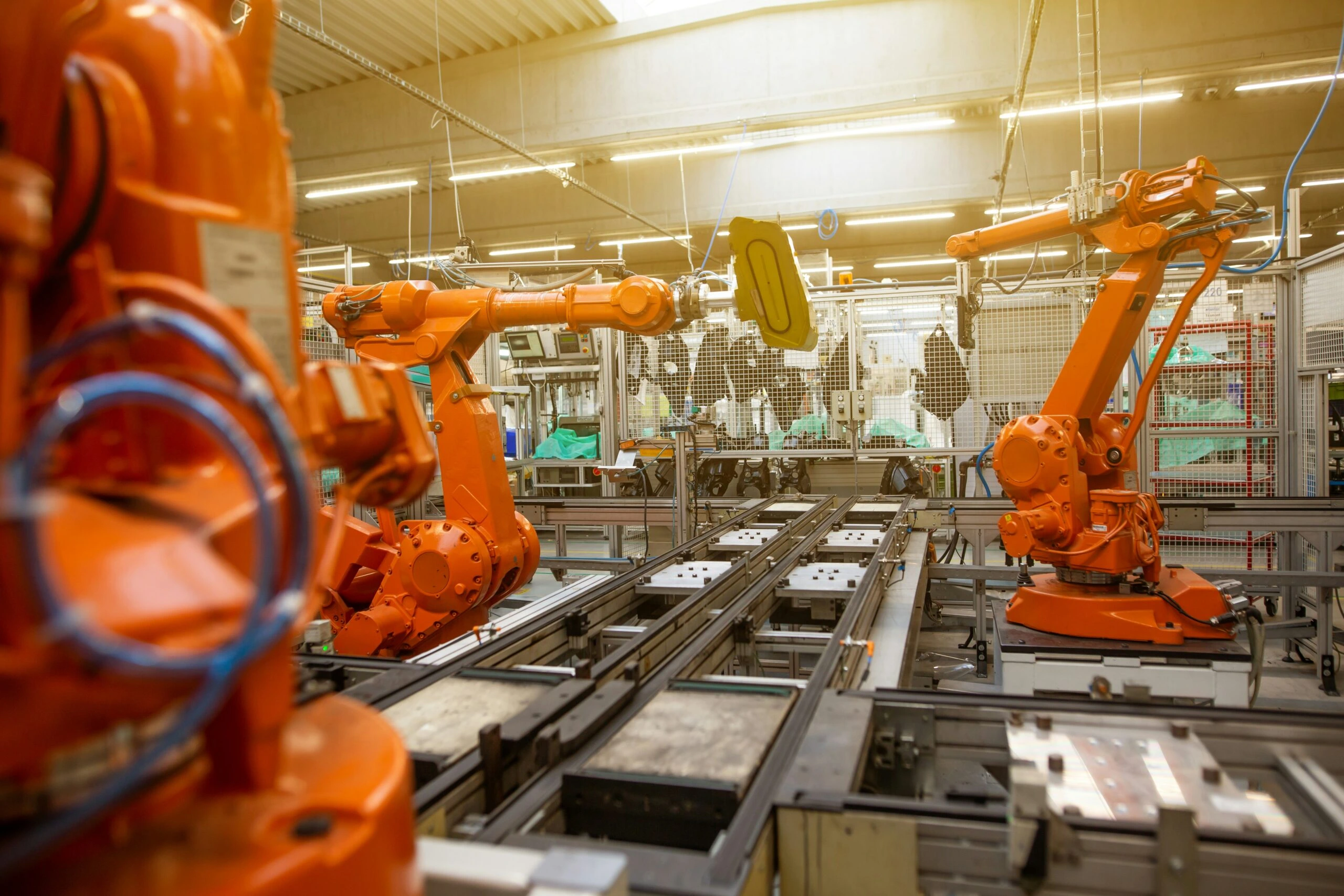 Automationsrobotar i verkstadsmiljö